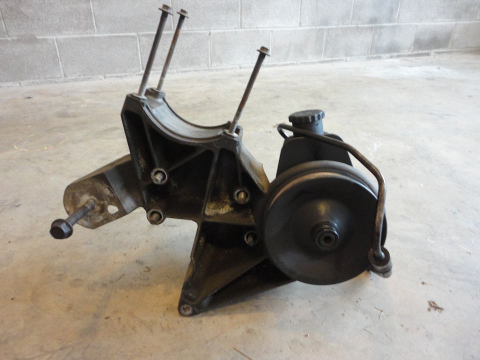 460cid Saginaw Pump/Bracket dirty 2