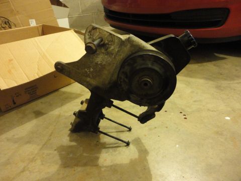 1995 Ford F-150 - 300cid Saginaw Pump/Bracket dirty 1