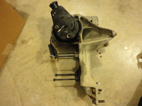 1995 Ford F-150 - 300cid Saginaw Pump/Bracket dirty 5