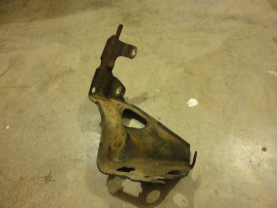 300cid EFI Throttle Cable Bracket dirty 1 (pre-94?)