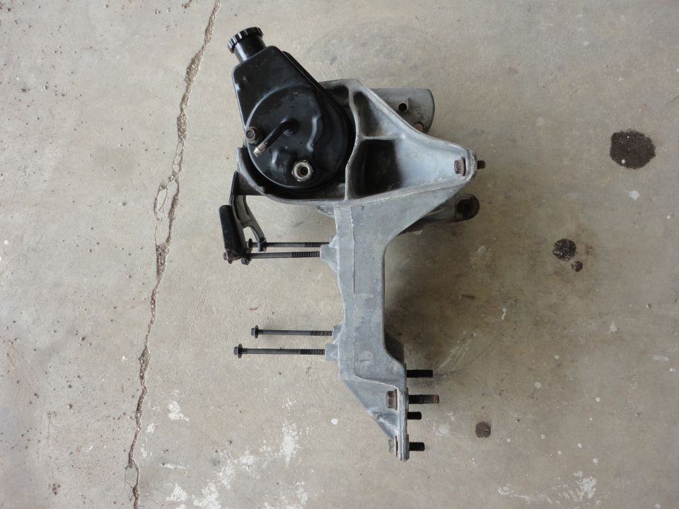 300cid Saginaw Pump/Bracket clean 2