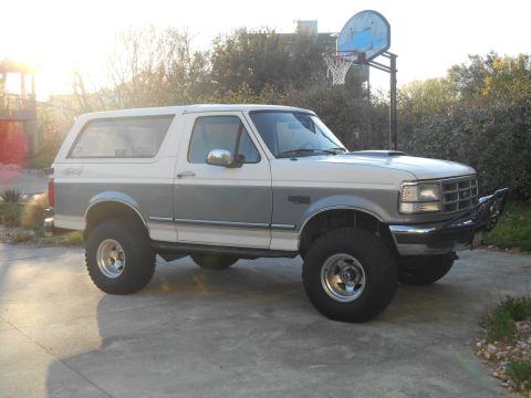 1994 Ford Bronco - This 1994 Ford Bronco has a two-tone paint scheme and an aftermarket front bumper.