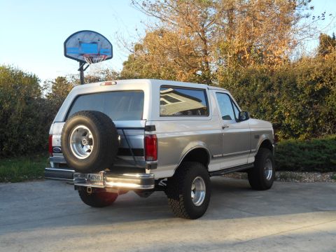 1994 Ford Bronco - This Ford Bronco appears to be from the early to mid-1990s, not a 1994 model.