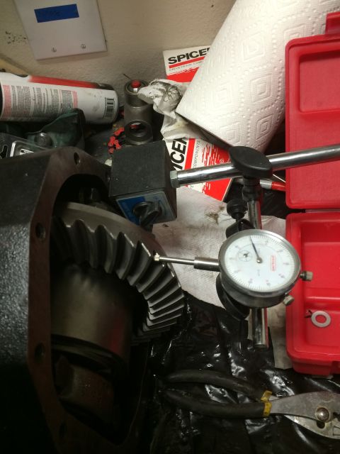 1996 Ford Bronco - Measuring differential gear backlash with a dial indicator and magnetic base setup.