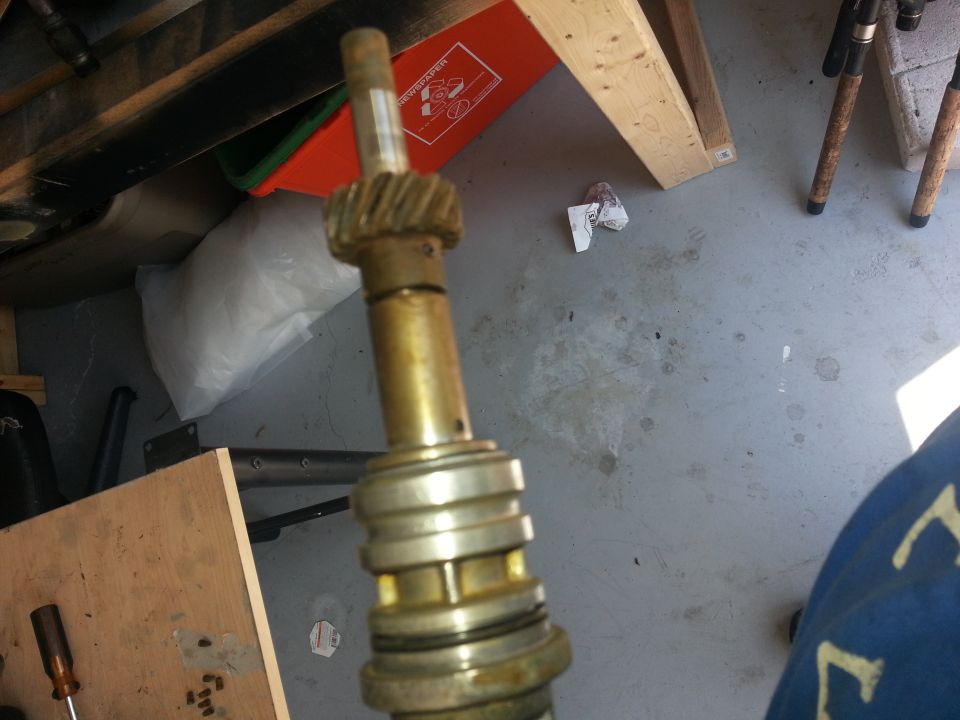 Distributor shaft with gear and multiple rings