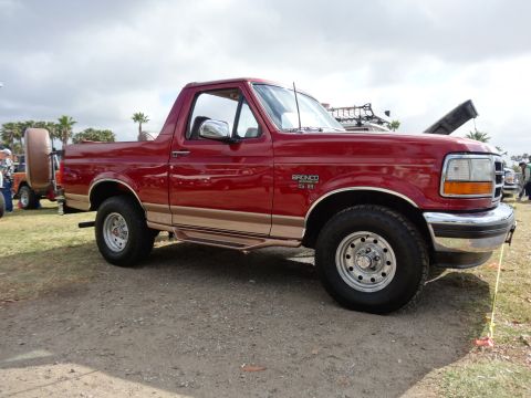 1994 Ford Bronco - This 1994 Ford Bronco features a 5.8L engine and a spare tire mounted on the rear.