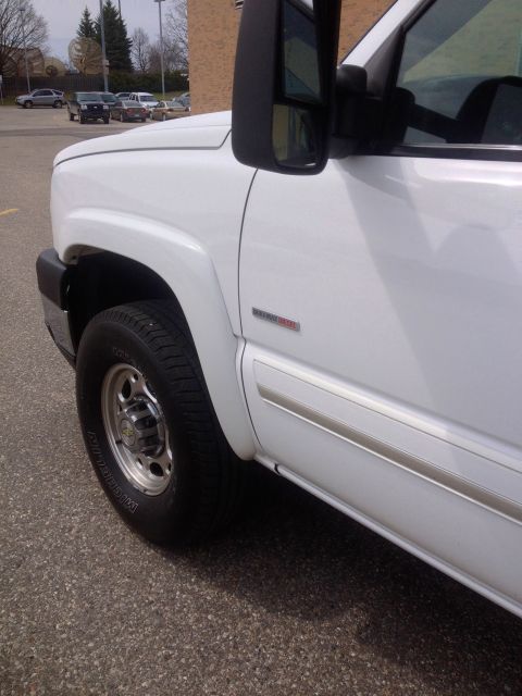 2006 Chevrolet Silverado 2500 - Front quarter view of a white 2006 Chevrolet Silverado 2500 pickup truck, highlighting its fender and door.