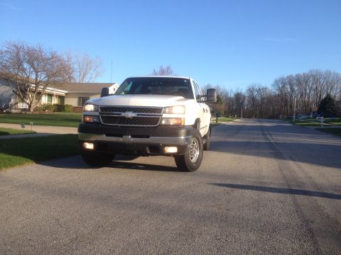 2006 Chevrolet Silverado 2500 - Front view of a white 2006 Chevrolet Silverado 2500 parked on a suburban street.