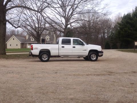 2006 Chevrolet Silverado 2500 - Side view of a white 2006 Chevrolet Silverado 2500 pickup truck.