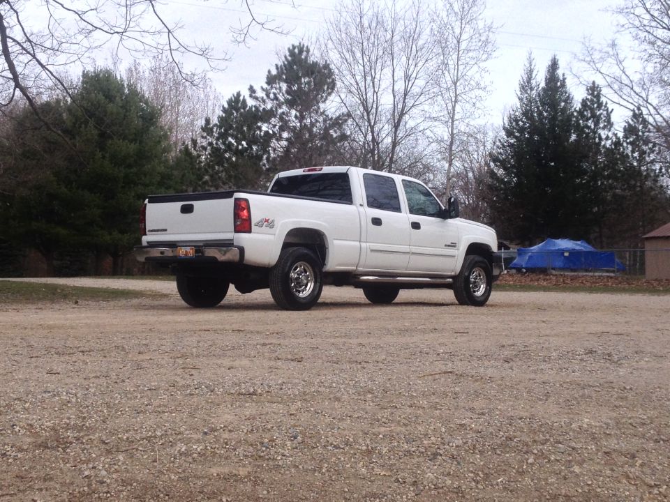White 2006 Chevrolet Silverado 2500 pickup truck parked on gravel lot