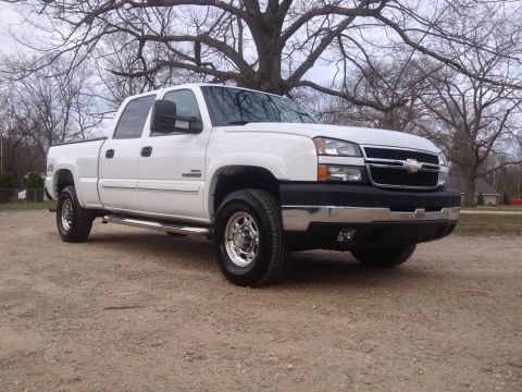 2006 Chevrolet Silverado 2500 - Front 3/4 view of a white 2006 Chevrolet Silverado 2500 pickup truck.