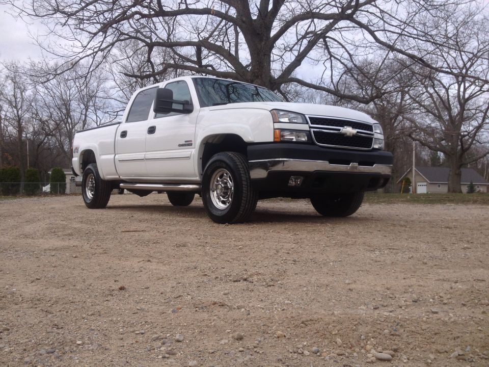 White 2006 Chevrolet Silverado 2500 pickup truck parked outside
