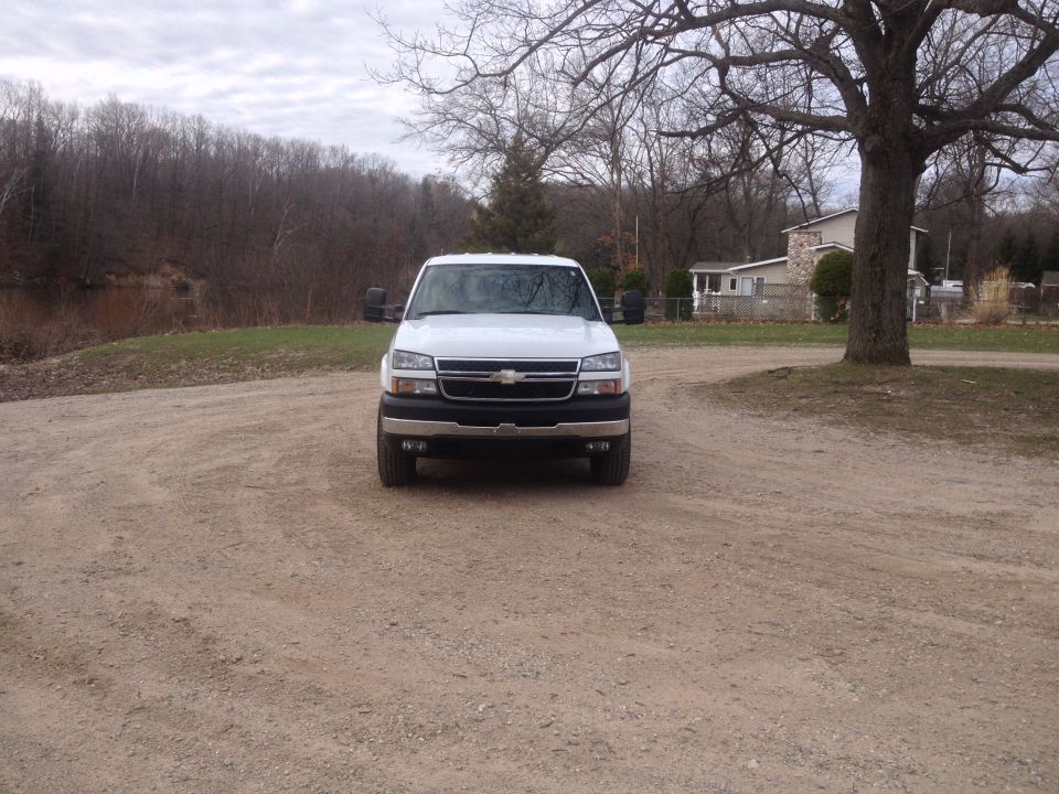 White 2006 Chevrolet Silverado 2500 front view