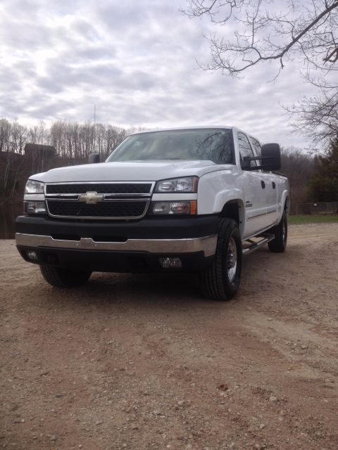 2006 Chevrolet Silverado 2500 - Front 3/4 view of a white 2006 Chevrolet Silverado 2500 pickup truck.