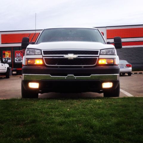 2006 Chevrolet Silverado 2500 - Frontal view of a white 2006 Chevrolet Silverado 2500 pickup truck.