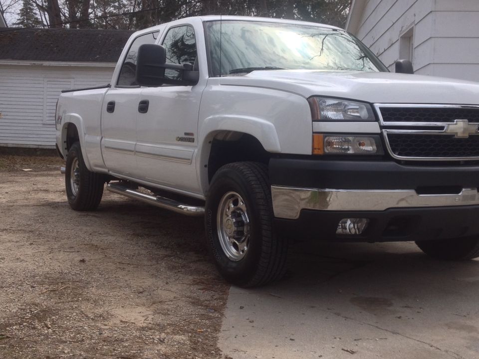 White 2006 Chevrolet Silverado 2500 pickup truck, 3/4 front view