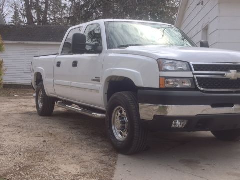 2006 Chevrolet Silverado 2500 - Front 3/4 view of a white 2006 Chevrolet Silverado 2500 pickup truck.