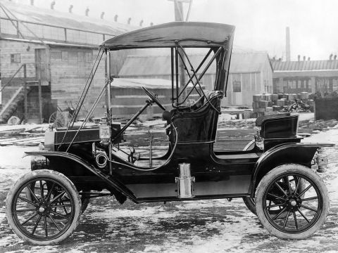 1909 Ford Model T - A black 1909 Ford Model T is parked outdoors in front of a wooden building.