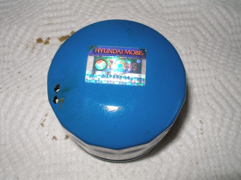 Blue oil filter with Hyundai Mobis label and part number 53029394