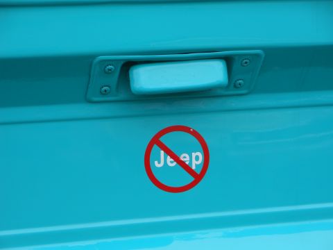 1995 Ford Bronco - A sticker on a teal vehicle reads 'No Jeep'. The Supermotors logo is visible at the bottom right.