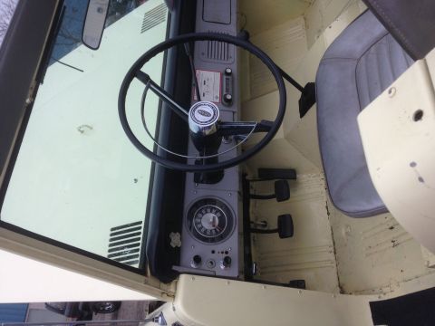 1995 Ford Bronco - The interior of a classic Ford Bronco, a manual transmission and a vintage dashboard layout.
