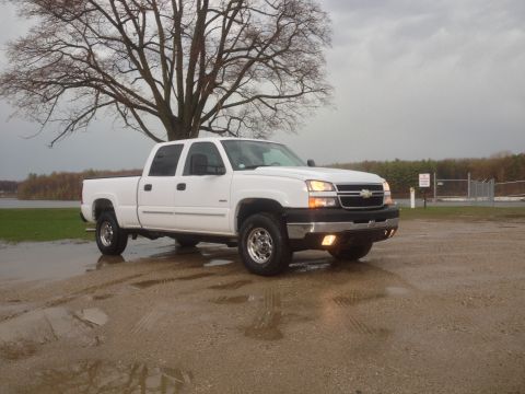 2006 Chevrolet Silverado 2500 - A white 2006 Chevrolet Silverado 2500 pickup truck is parked outdoors on a cloudy day.