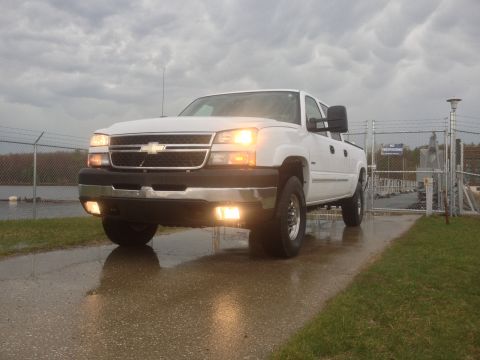 2006 Chevrolet Silverado 2500 - Front view of a white 2006 Chevrolet Silverado 2500 pickup truck under a cloudy sky.