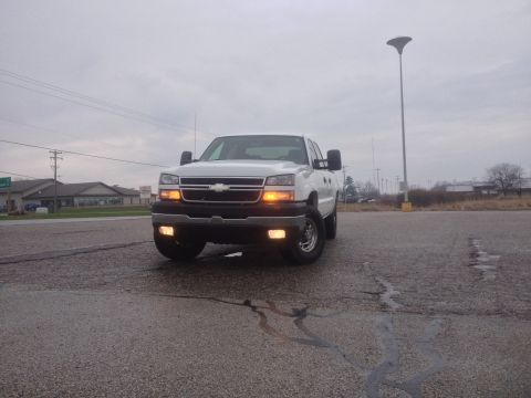 2006 Chevrolet Silverado 2500 - Front view of a white 2006 Chevrolet Silverado 2500 pickup truck parked in a lot.