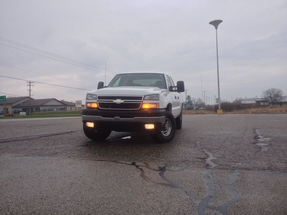 White 2006 Chevrolet Silverado 2500 front view