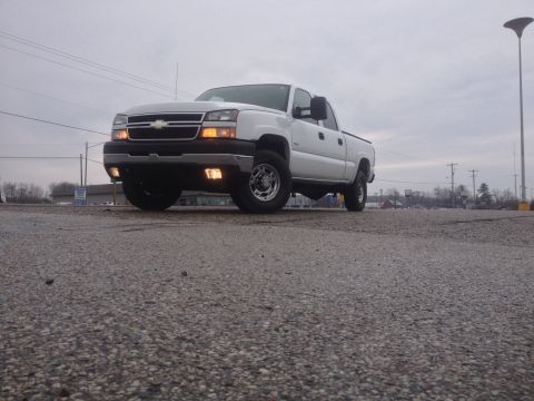 2006 Chevrolet Silverado 2500 - Front 3/4 view of a white 2006 Chevrolet Silverado 2500 pickup truck.
