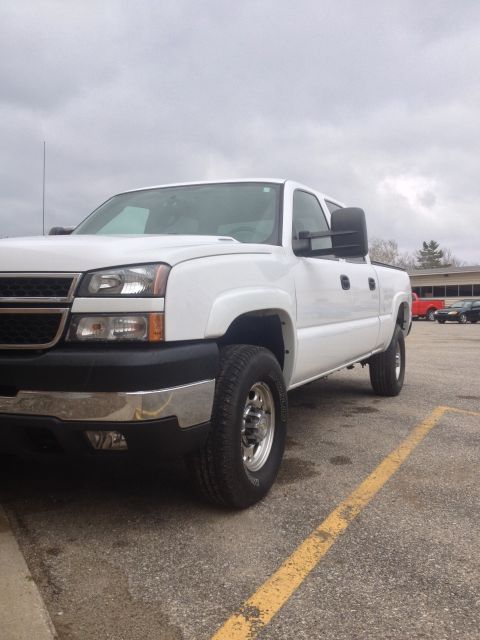 2006 Chevrolet Silverado 2500 - Front 3/4 view of a white 2006 Chevrolet Silverado 2500 pickup truck.