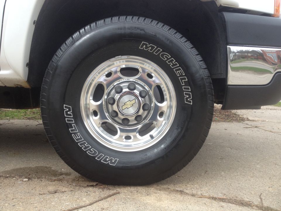 2006 Chevrolet Silverado 2500 front wheel with Michelin tire and chrome hubcap
