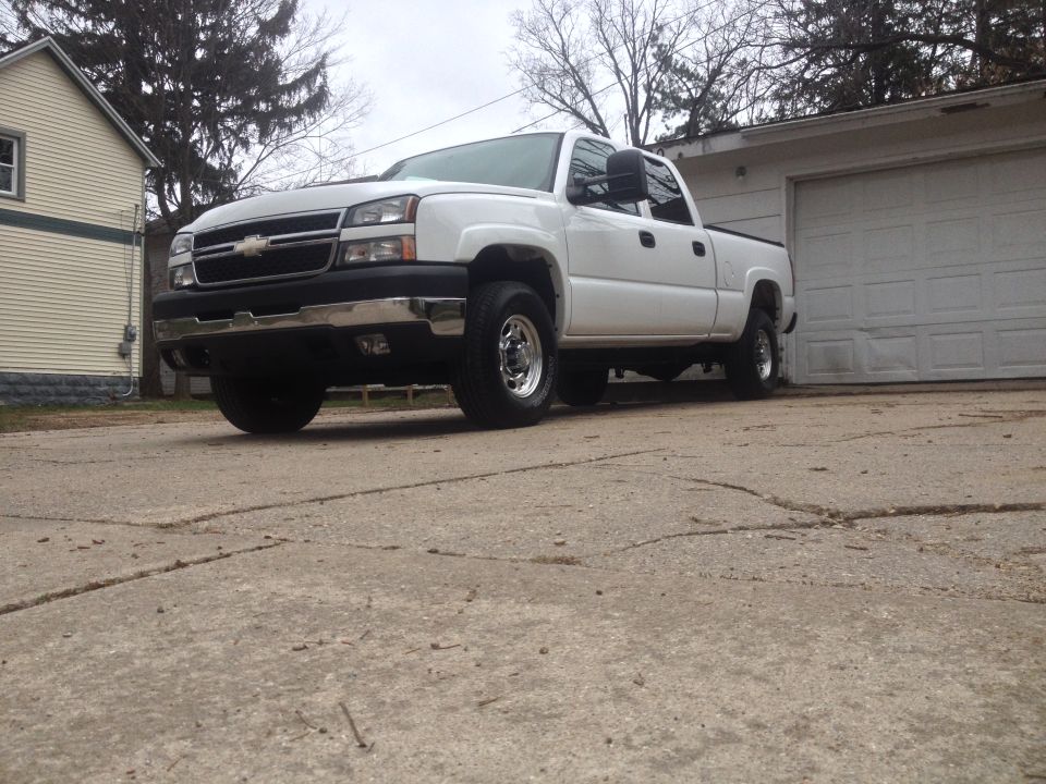 White 2006 Chevrolet Silverado 2500 pickup truck, 3q-front view