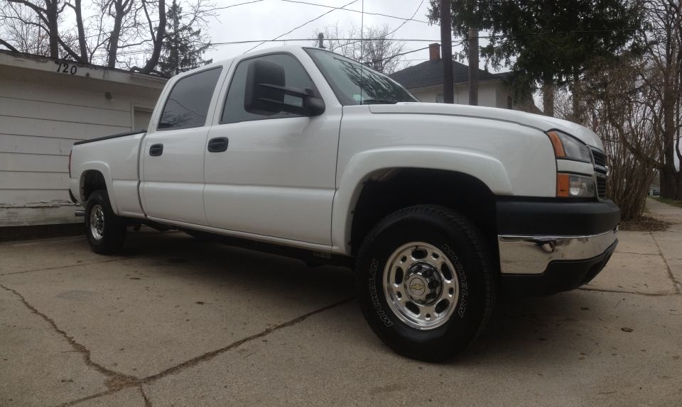 White 2006 Chevrolet Silverado 2500 pickup truck parked on a driveway
