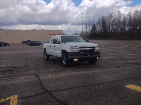 2006 Chevrolet Silverado 2500 - Front view of a white 2006 Chevrolet Silverado 2500 pickup truck in a parking lot.