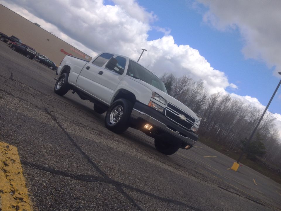 White 2006 Chevrolet Silverado 2500 front 3/4 view