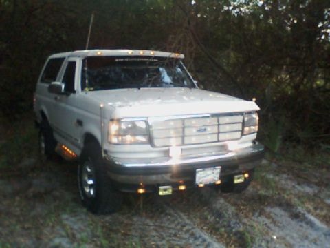 1995 Ford Bronco - This white Ford Bronco appears to be from the early to mid-1990s, not 1995.