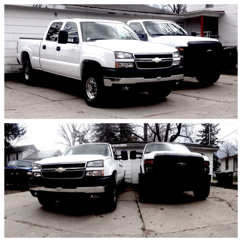 2006 Chevrolet Silverado 2500 parked next to another pickup truck