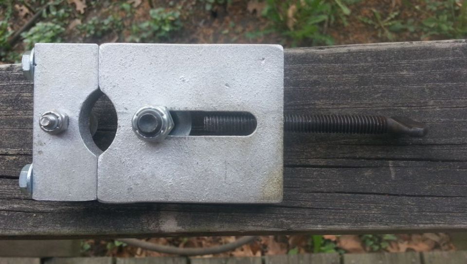 Oil filter wrench with adjustable screw mechanism