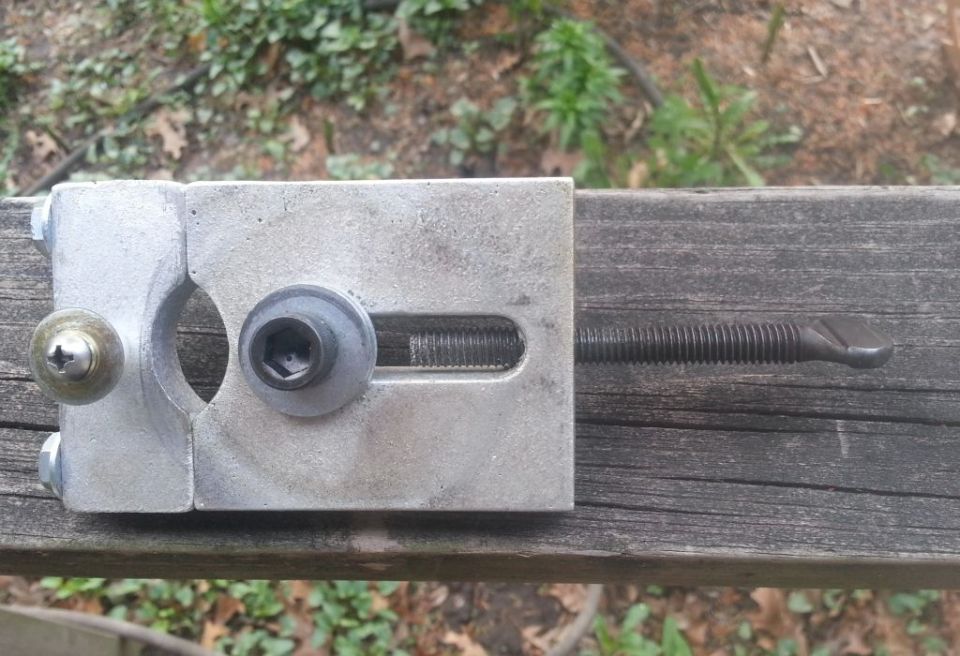 Metal oil filter wrench tool with adjustable clamp and threaded rod