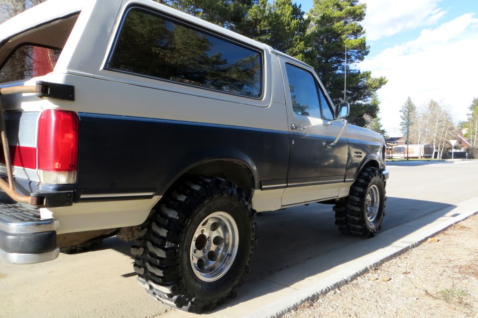 1989 Ford Bronco 3q-front view, two-tone paint, large off-road tires