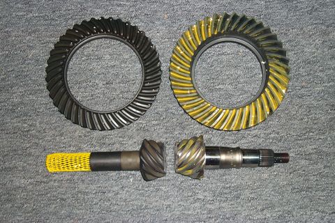 1996 Ford Bronco - Left is for D44HD-----Right is for 8.8 D44-Yukon--------8.8-Precision Gear