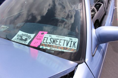 Windshield with Mexican Michoacan plate reading ELSWEETVIK and a show entry tag