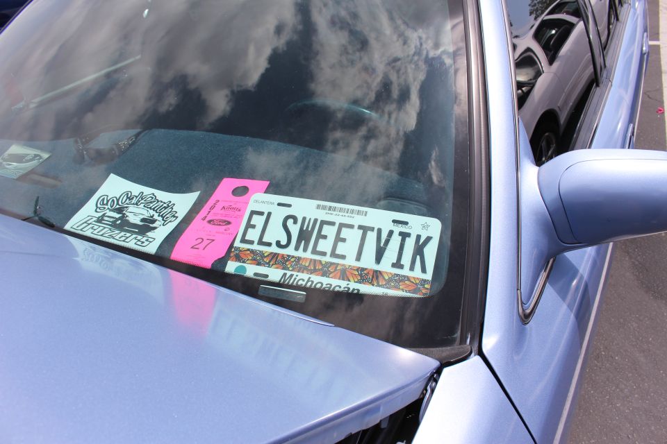 Windshield with Mexican Michoacan plate reading ELSWEETVIK and a show entry tag