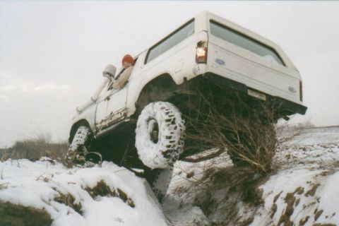 1980 Ford Bronco - Spools are WAY fun! Note the torn up bush that broke my tailight earlier.