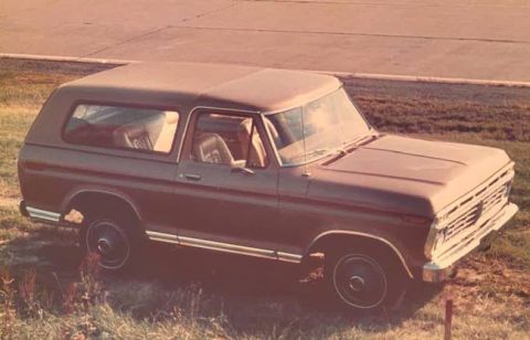 1988 Ford Bronco - This 1978 Ford Bronco features a distinctive grille and body style.