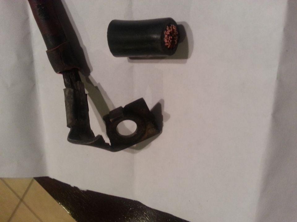 Battery cable terminal with mounting bracket