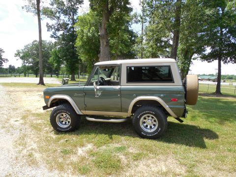 1975 Ford Bronco - Snowden Grove turned out to be relatively photogenic as a backdrop, and it's just a few miles from Frank's house.