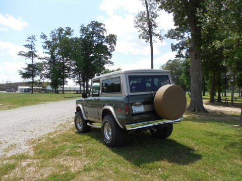1975 Ford Bronco - Snowden Grove turned out to be relatively photogenic as a backdrop, and it's just a few miles from Frank's house.