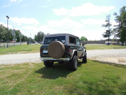 1975 Ford Bronco - Snowden Grove turned out to be relatively photogenic as a backdrop, and it's just a few miles from Frank's house.